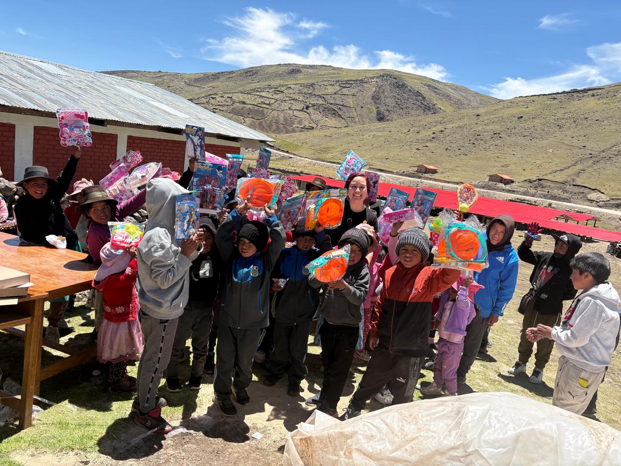 Amparo y los niños de Cayramayo mostrando sus regalos de Navidad